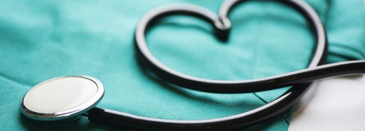Stethoscoop in een hartvorm op een groen ziekenhuis uniform