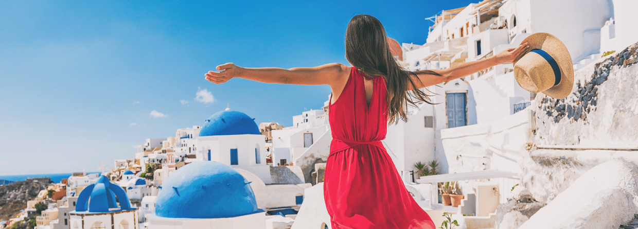 Een vrouw voelt zich vrij en danst met open armen op een vakantie in Europa