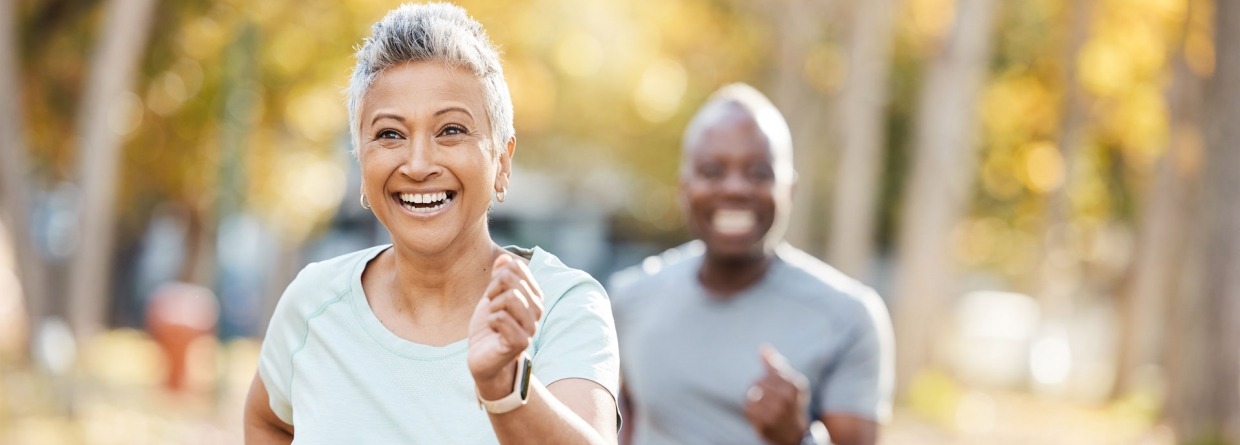 een oudere vrouw die samen met een ander aan het hardlopen is