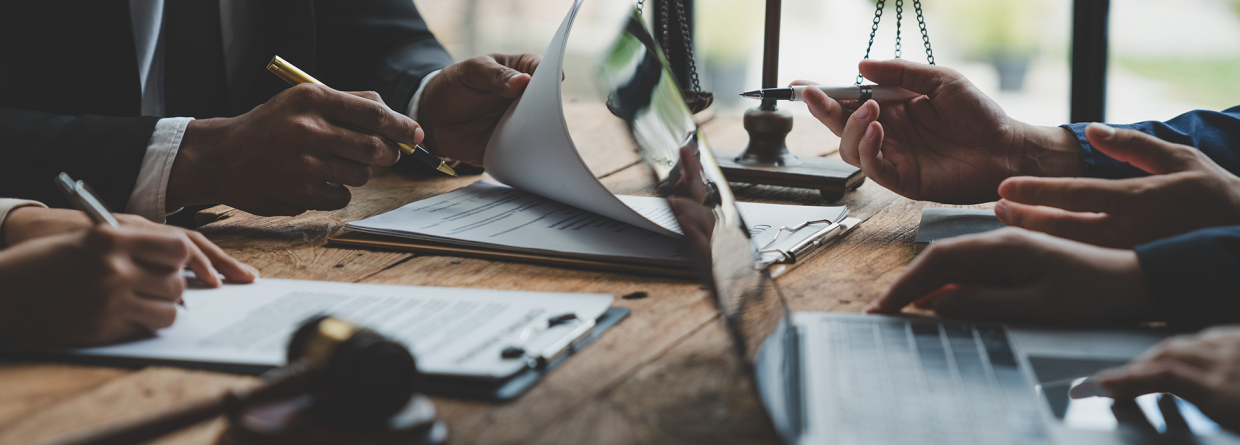 Bespreking nieuwe wet vier personen met een document pen, laptop op een kantoor